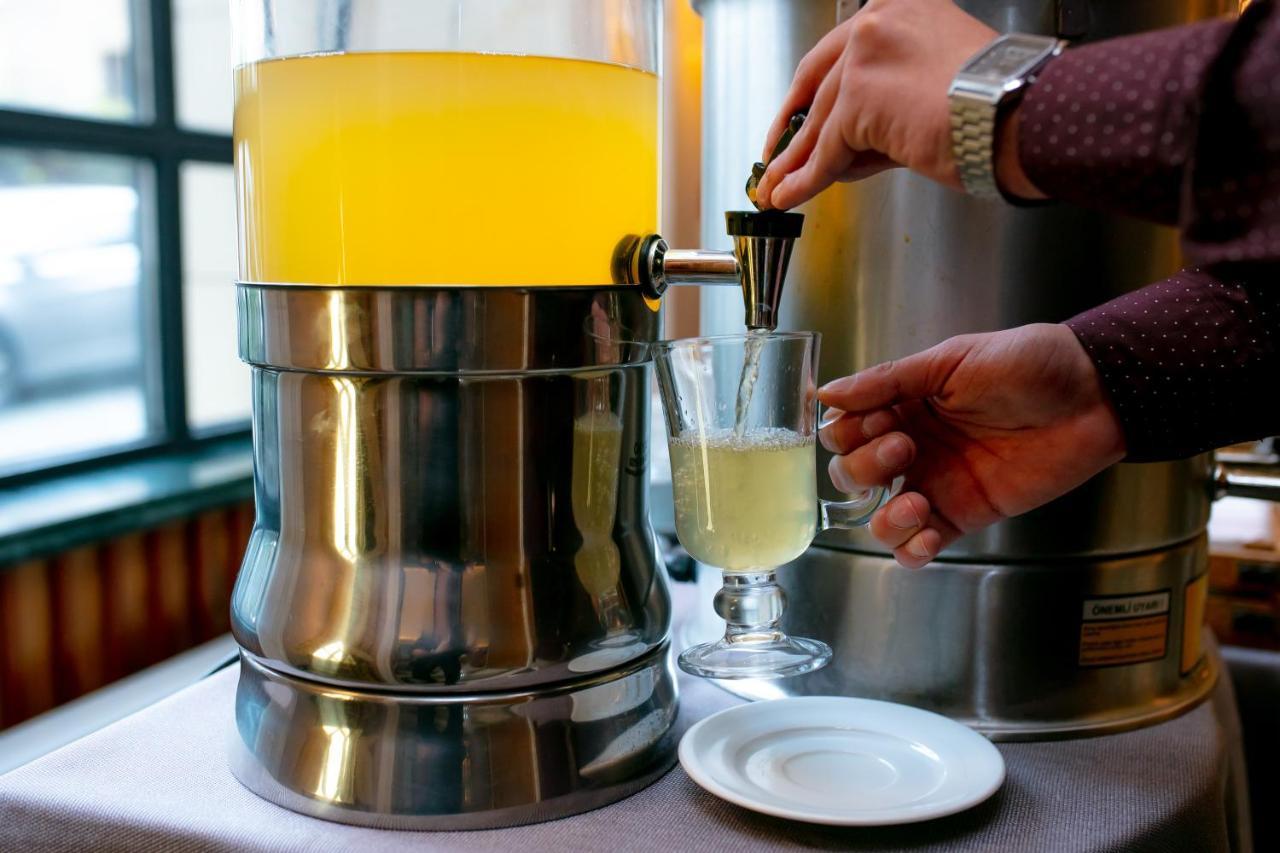 Promenade Hotel Baku Exterior photo A glass of ginger ale being poured