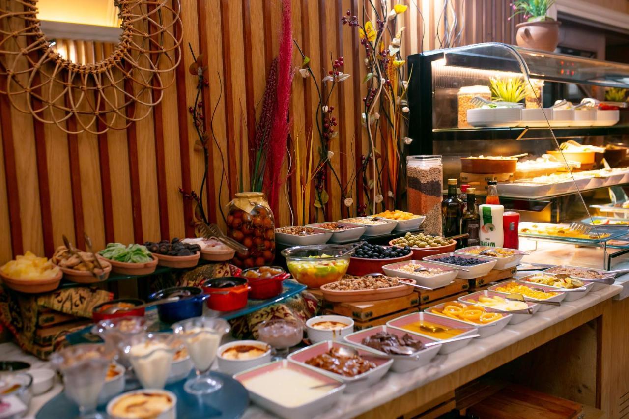Promenade Hotel Baku Exterior photo A buffet in a restaurant